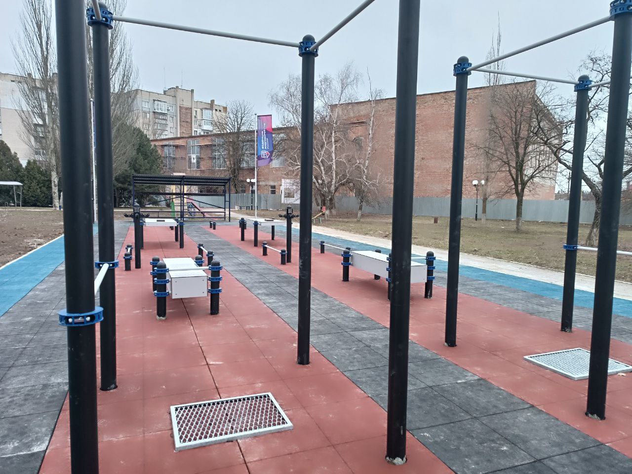 В Бердянске появилась новая уличная спортивная площадка .