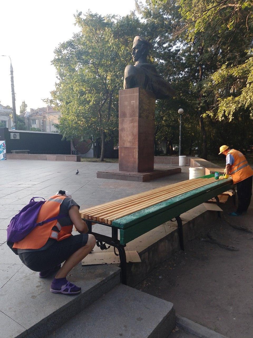 Рабочие из Твери облагораживают Бердянск.