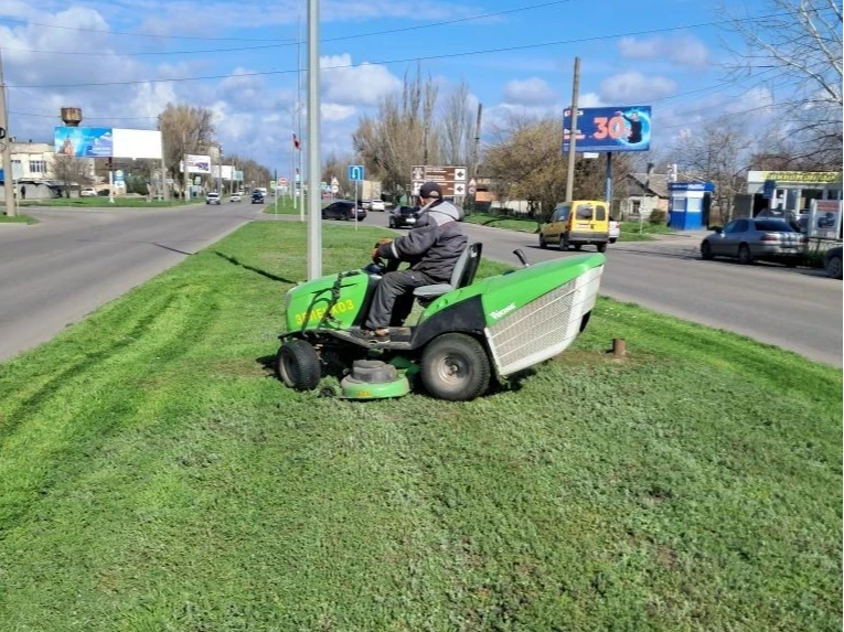«Зеленхоз» приступил к покосу травы.