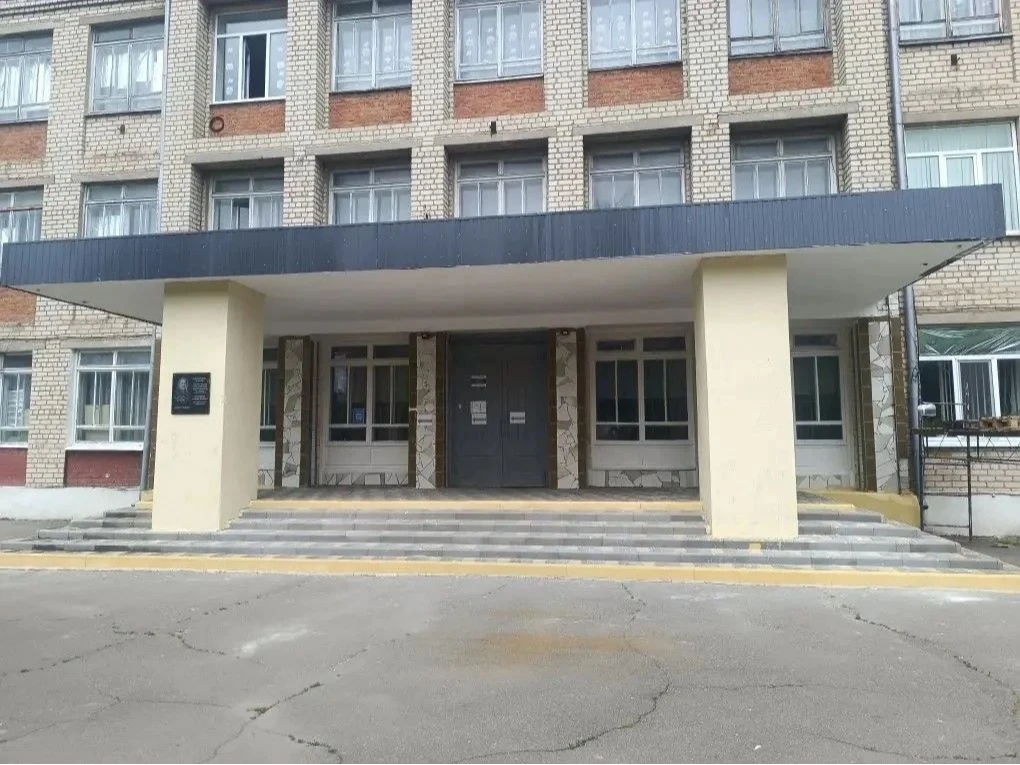 Сотрудники отдела МВД России «Бердянский» оказали помощь школе имени Александра Колесникова, выполнив реставрацию козырька над главным входом в учебное заведение.