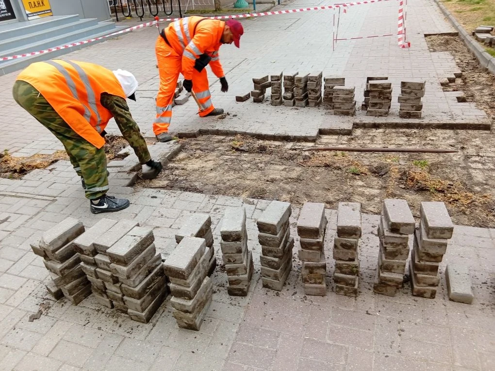 В Бердянске продолжаются работы по благоустройству и наведению порядка.