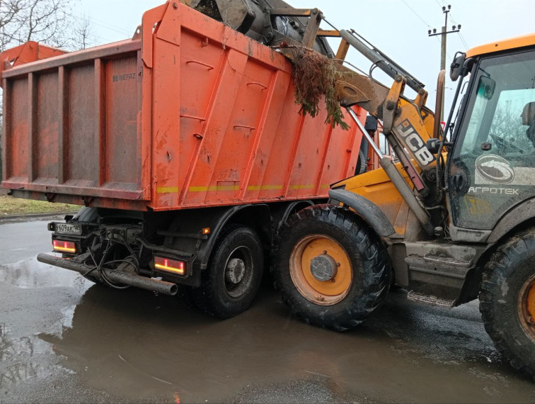  Сотрудники МБУ «Благоустройство. Бердянск» продолжают работу на улицах города.