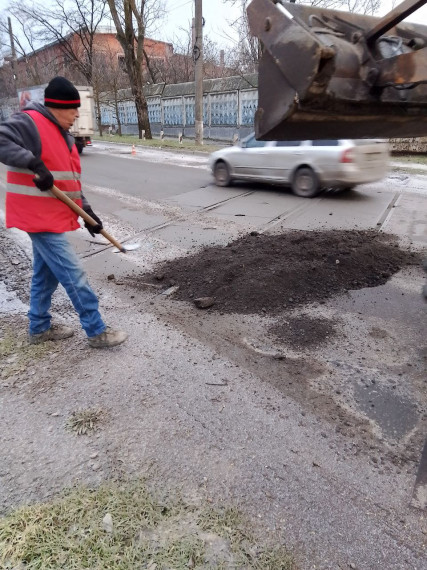 Сотрудники МБУ «Благоустройство. Бердянск» продолжают работу на улицах города.