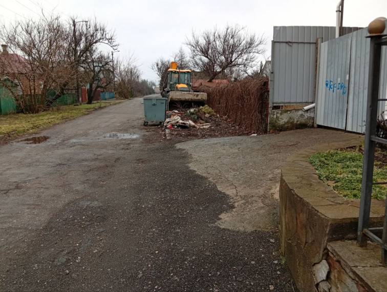  Сотрудники МБУ «Благоустройство. Бердянск» продолжают работу на улицах города.