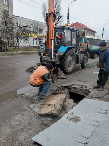  Сотрудники МБУ «Благоустройство. Бердянск» продолжают работу на улицах города.