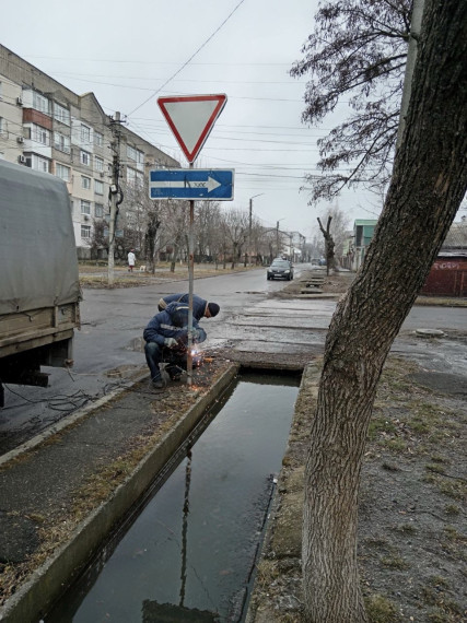 Сотрудники МБУ «Благоустройство. Бердянск» продолжают работу на улицах города.