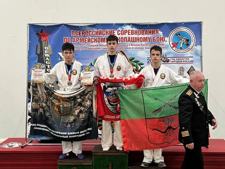 ​​​​​​​  Бердянские спортсмены приняли участие во Всероссийских соревнованиях по армейскому рукопашному бою.