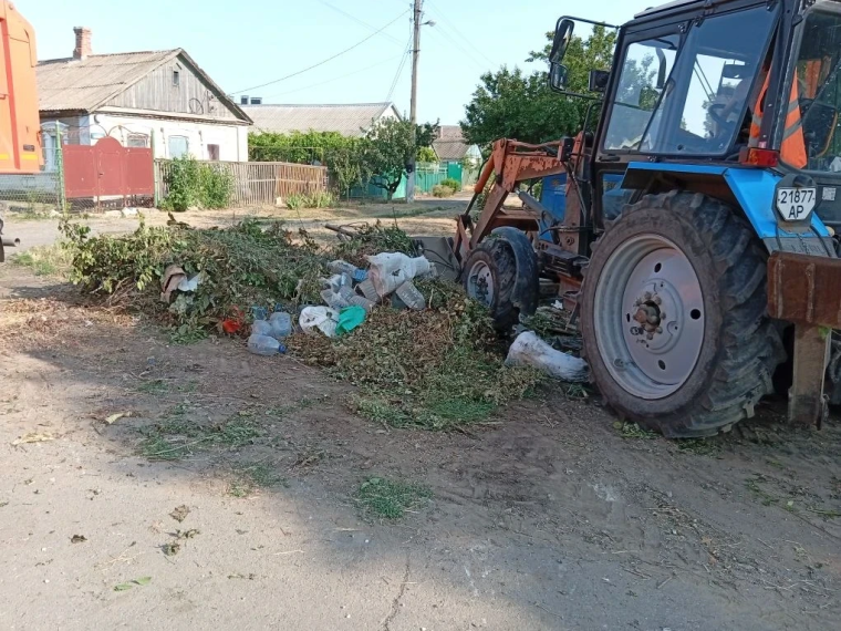 В Бердянске продолжается борьба со стихийными свалками .